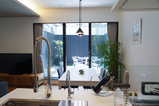 内部と外部の空間一体性と広さの「実感」