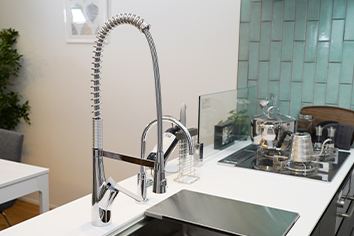 天吊り無しの広々カウンターキッチン