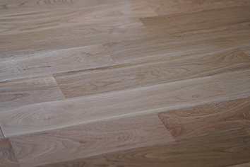 本物の癒し：天然無垢材フローリング