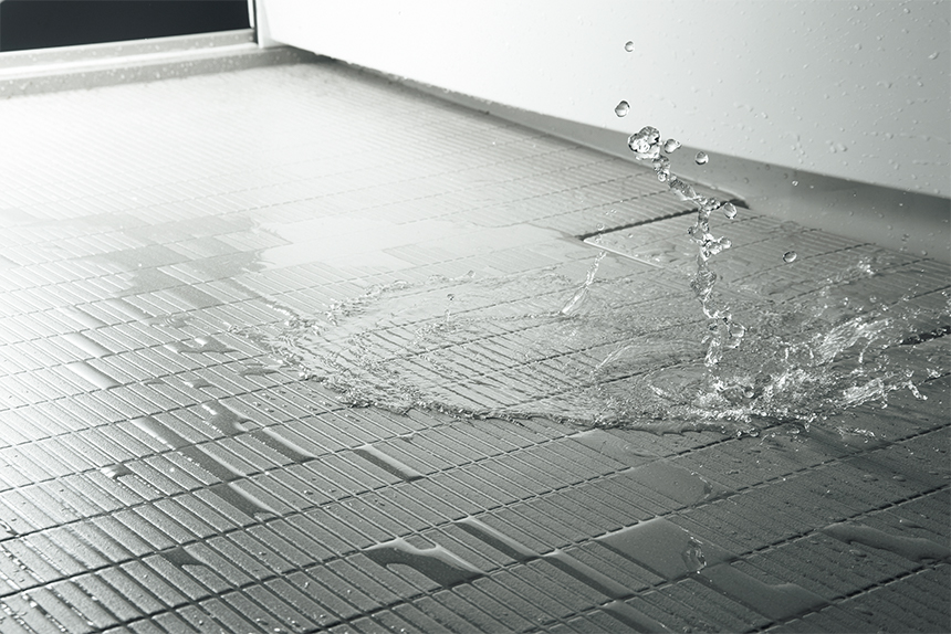 床材にも、汚れが取りやすいフッ素配合有機ガラス系素材を採用。