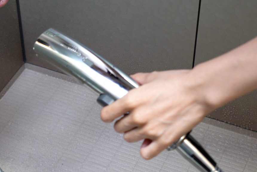 シャワーヘッドに便利な一時止水ボタン機能付き。