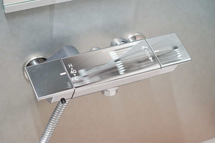 レバー回転調節方式の水栓は滑りやすくなった手でも操作がカンタン。