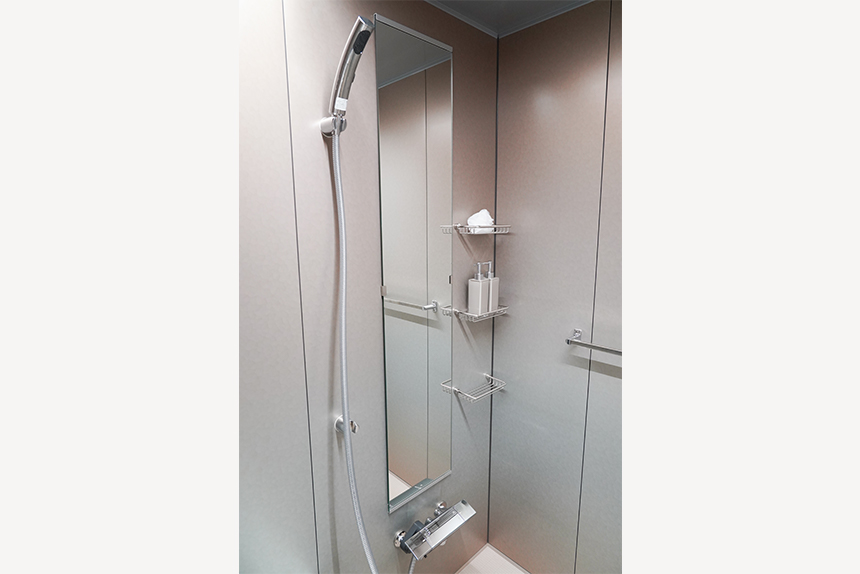 天井近くまで届くVertical Mirrorは開放感を演出。