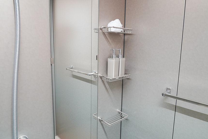 水捌け良くお掃除簡単なワイヤーシェルフ3段と浴室内タオル掛け