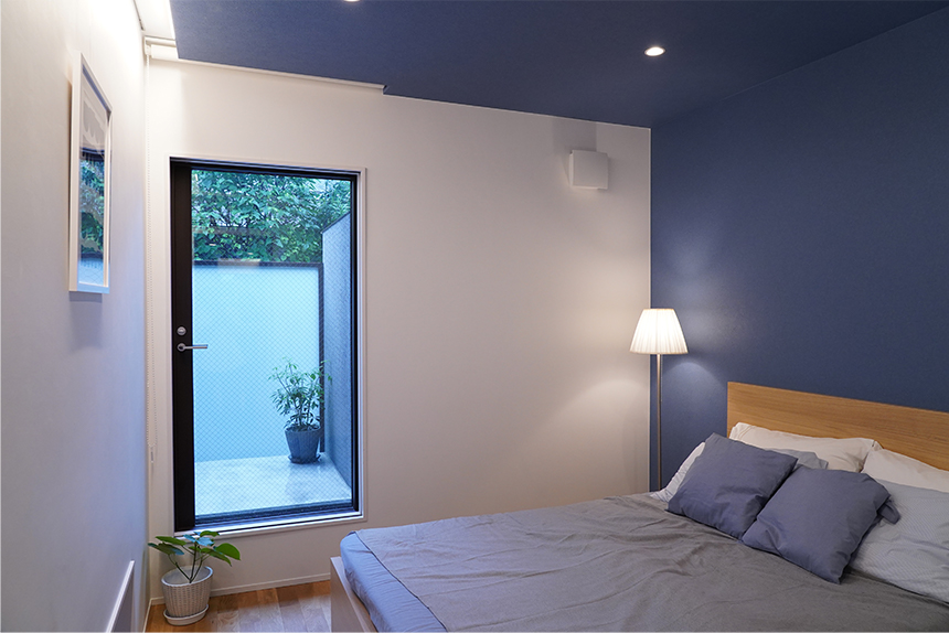 壁面から切り出した「額縁」の中の絵に見立てた１F寝室バルコニー