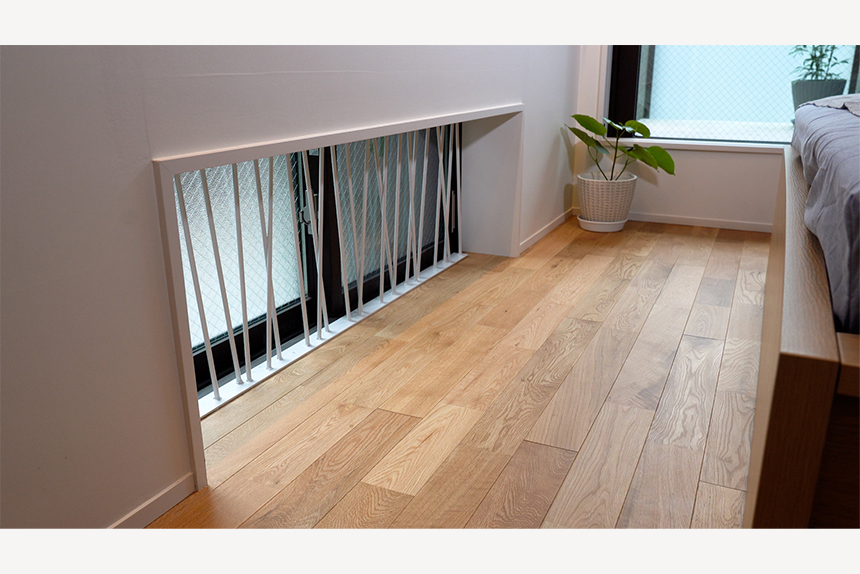 意匠性と防犯目的を兼ねた白のランダム鉄格子のある１F寝室下窓