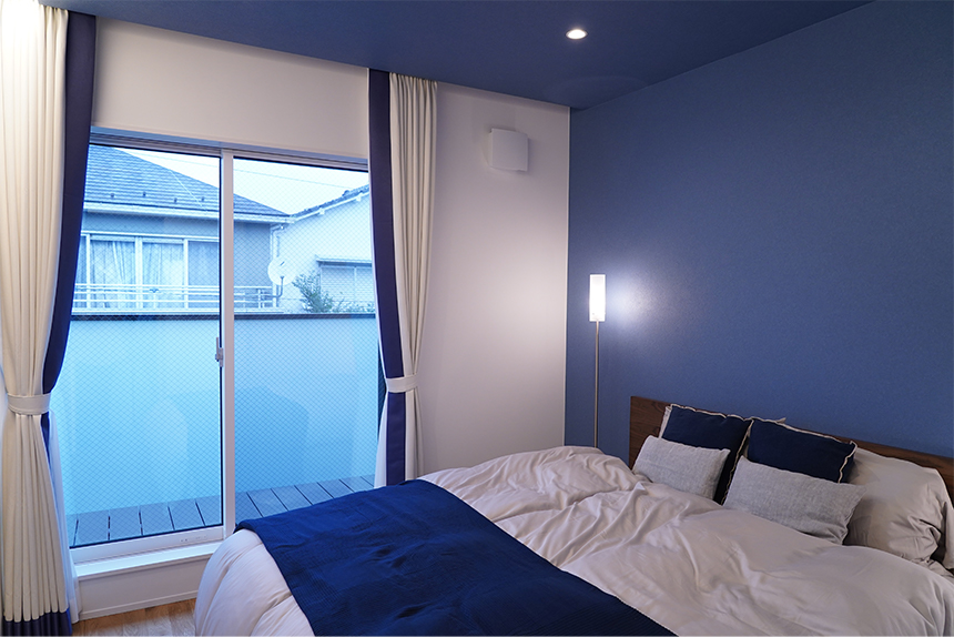 ウッドデッキと曇りガラス・白窓枠の織り成すアンサンブル（２F寝室バルコニー）