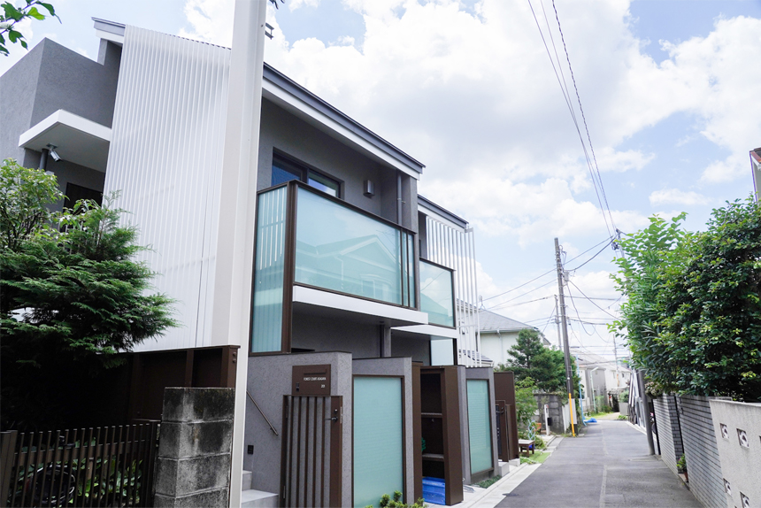 傾斜屋根と「奥まった窓」で醸す陰影（ファサードの特徴①）