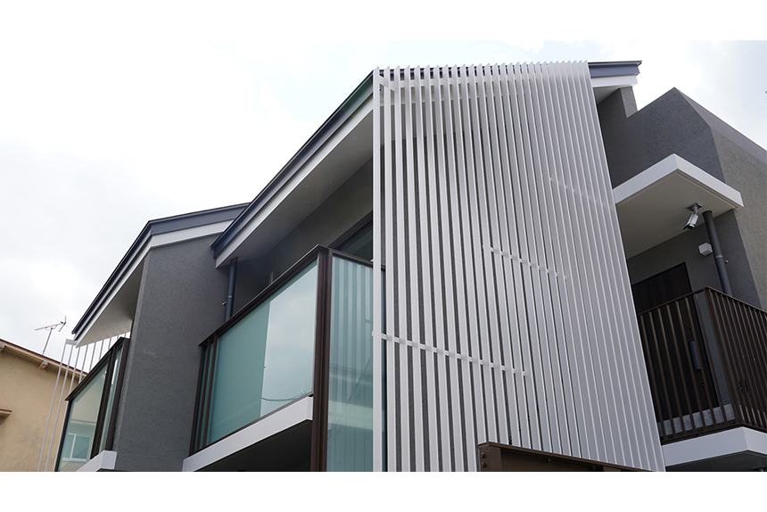 Human Scale感のある白格子（ファサードの特徴②）