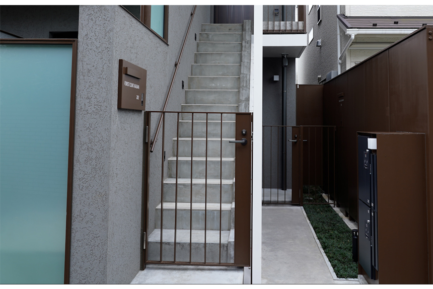 スチール壁と玉龍の緑で誘いこむ1F玄関アプローチ