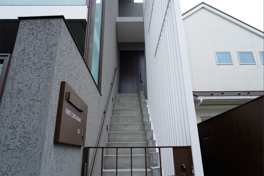 光と影の奥行き感を感じて昇る２Ｆ玄関アプローチ階段