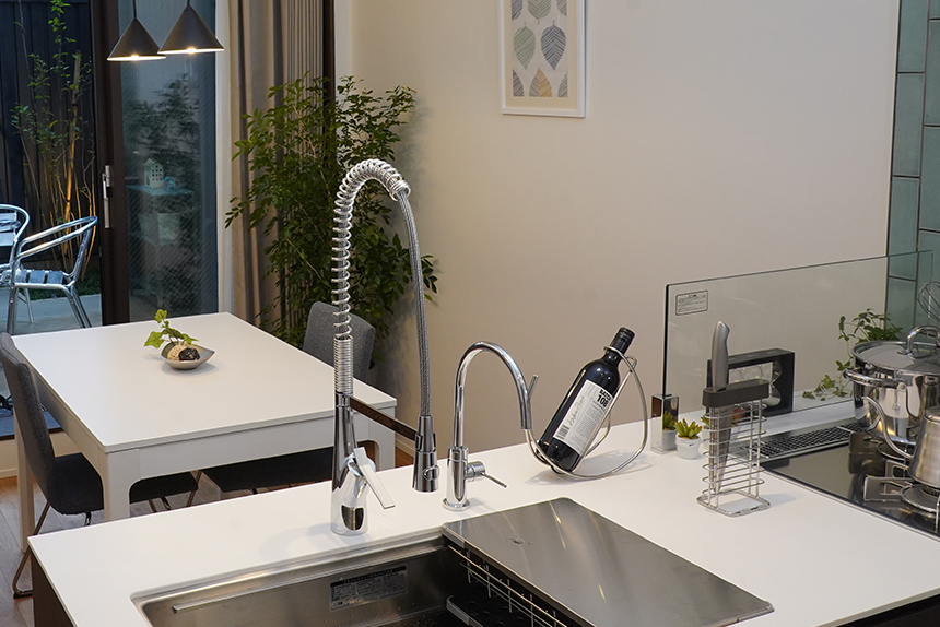 グースネック型でスタイリッシュなキッチン水栓