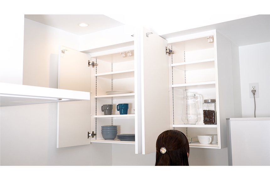 カップボードの上段収納は全て観音開き棚収納