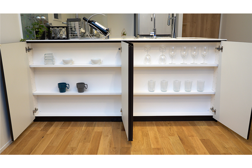 キッチンカウンター背面グラス棚