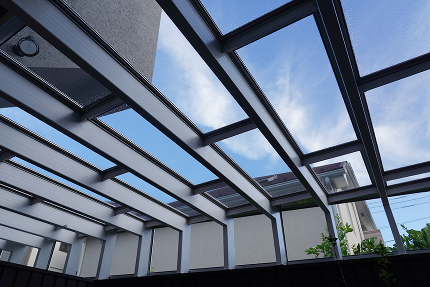 白のパーゴラ・「蚊避け網戸」システム