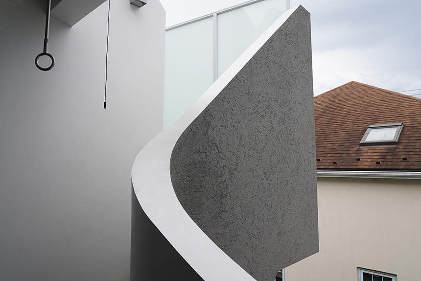 屋上へと誘う白い手摺階段