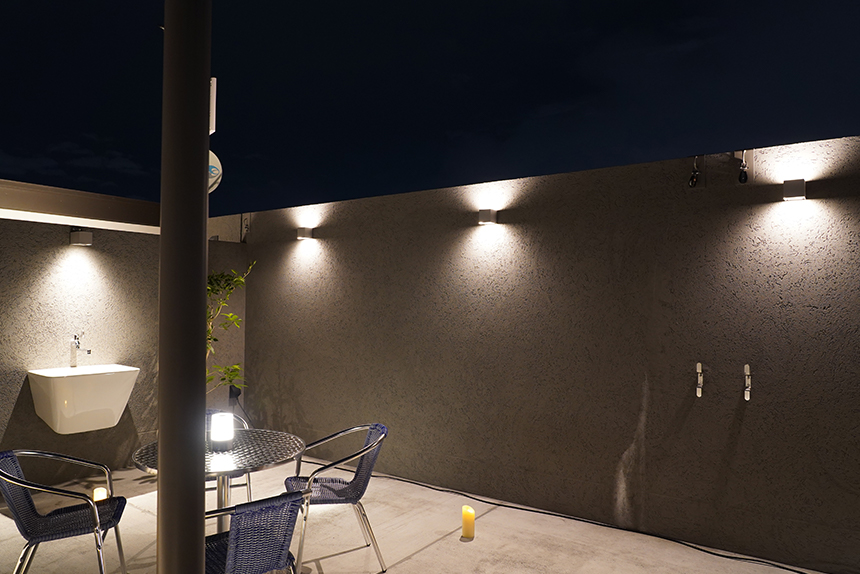 壁面を照らすブラケットライト