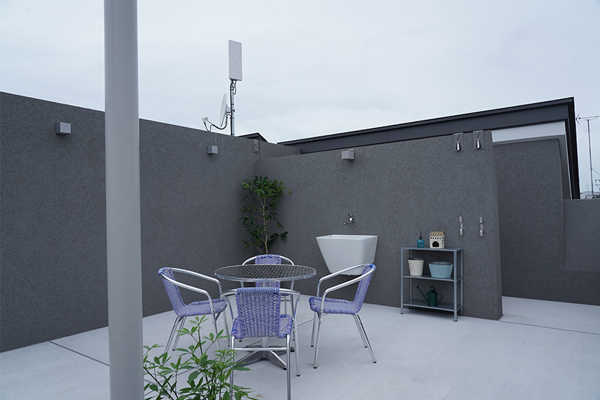 壁の高さに変化をつけ屋上空間の奥行感を増幅