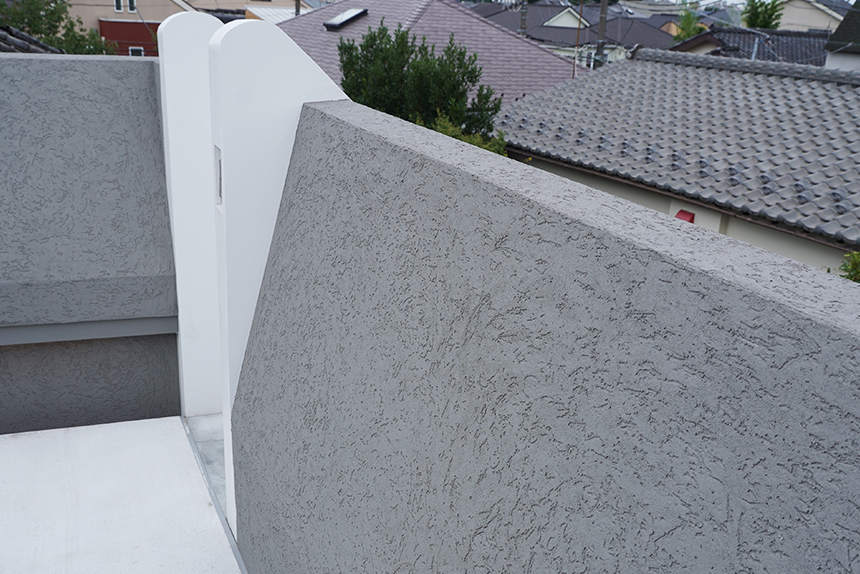 内側に傾斜した屋上手摺が醸成するHumanScale感覚