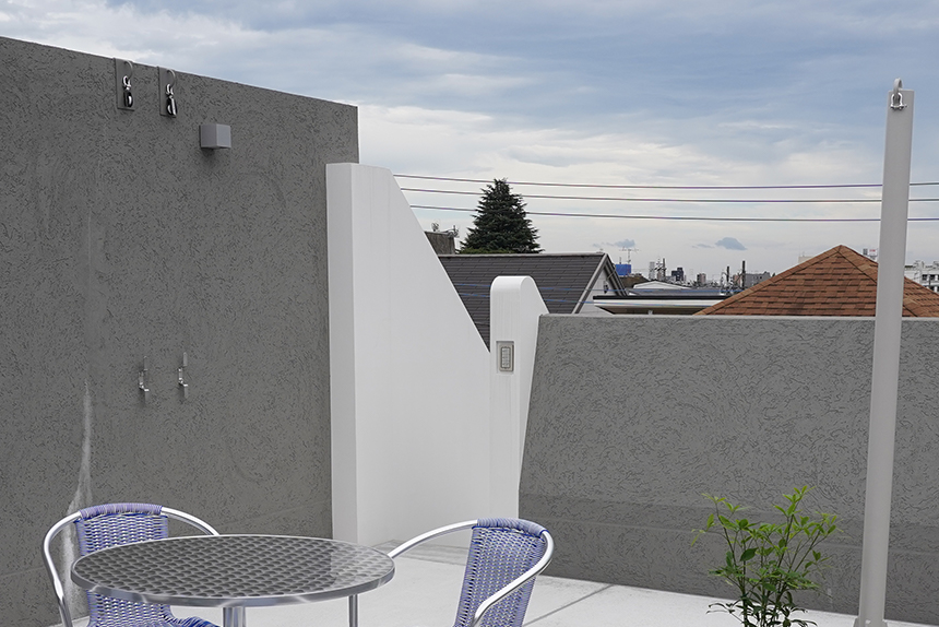 階段手摺と屋上手摺・壁の交点で メリハリをつけるデザイン