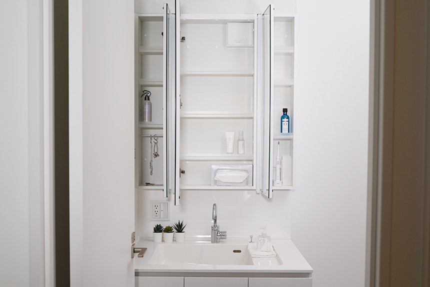 収納力と機能性のある３面鏡キャビネット