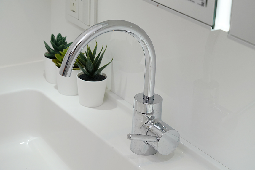 スタイリッシュなスワンネック型混合水栓