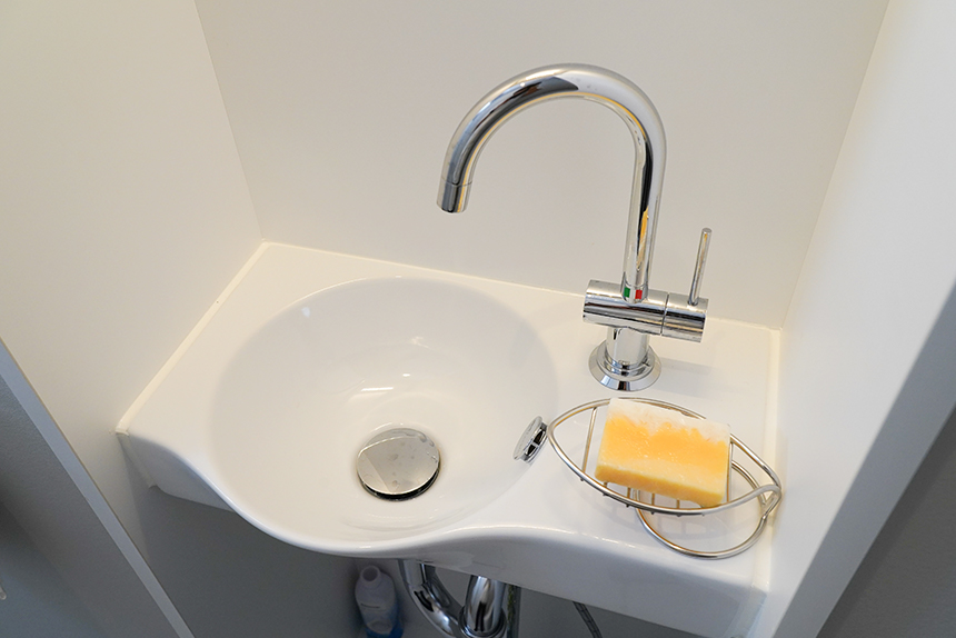 お洒落な手洗いニッチ&タオル掛け